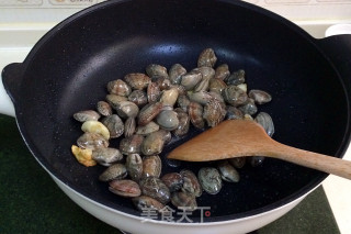 Stir-fried Clam with Red Grain recipe