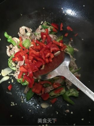 Stir-fried Pork Liver with Double Peppers recipe