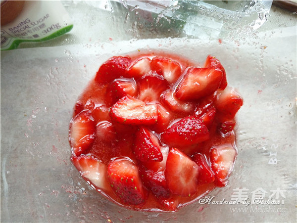 Strawberry Flowing Heart Mousse Cake (4-inch) recipe