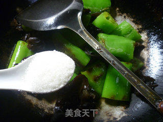 Huayu'er's Home-cooked Side Dish~~~~~~ Black Fungus Roasted Tiger Skin Pepper recipe