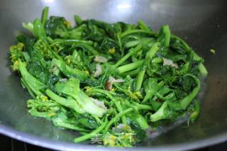 Stir-fried Cabbage Flowers with Oil Residue recipe