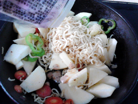 Roasted Sesame and Apple Stir-fried Instant Noodles with Kubi Salad Sauce recipe