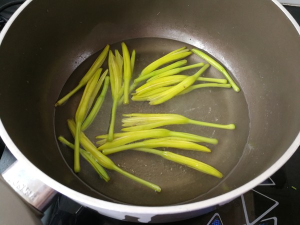 Daylily Pork Noodle Soup recipe