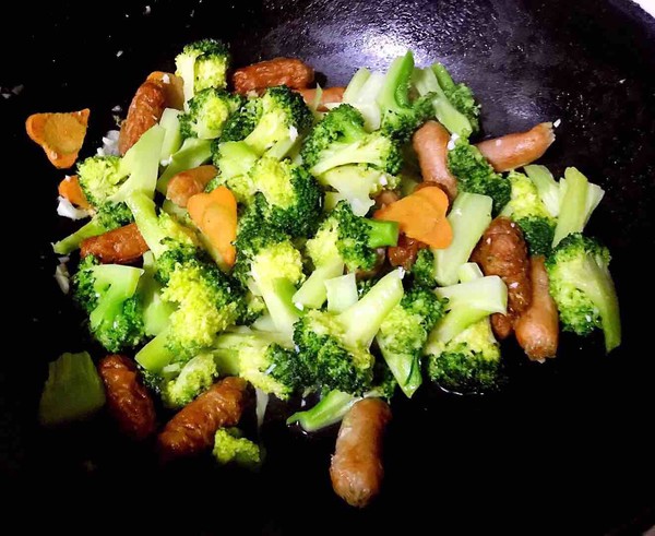 Stir-fried Baby Intestines with Garlic Broccoli recipe