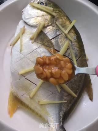 Steamed Golden Pomfret with Soy Sauce recipe