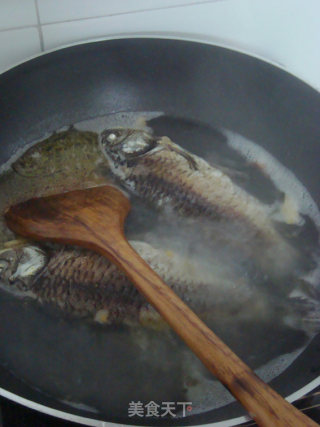 Crucian Carp, Clam, Wolfberry Leaf Soup recipe