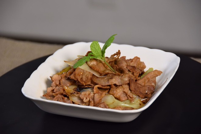 Stir-fried Lamb with Green Onions, A Nourishing Product for Autumn recipe