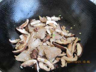 Scenery on The Table-sliced Meat with Mushrooms recipe