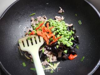 Stir-fried Shredded Pork with Edamame and Fungus recipe