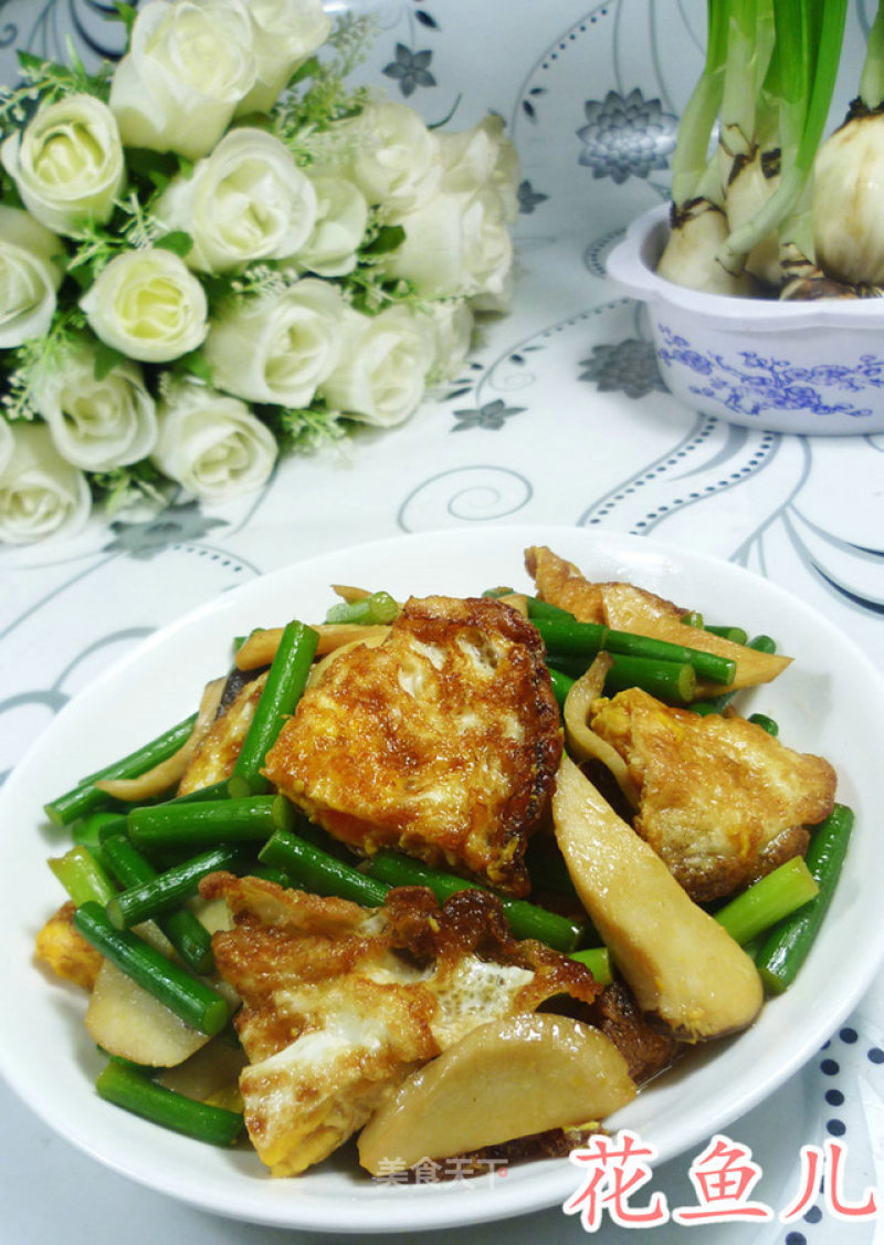 Stir-fried Lotus Leaf Egg with Oyster Mushroom and Garlic Sprouts recipe