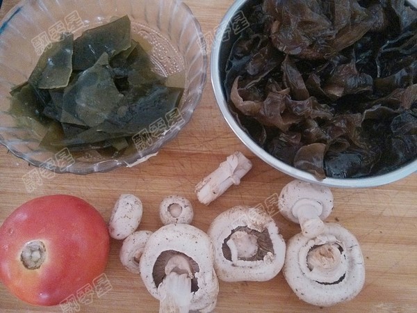 Tomato Fungus Seaweed Soup recipe