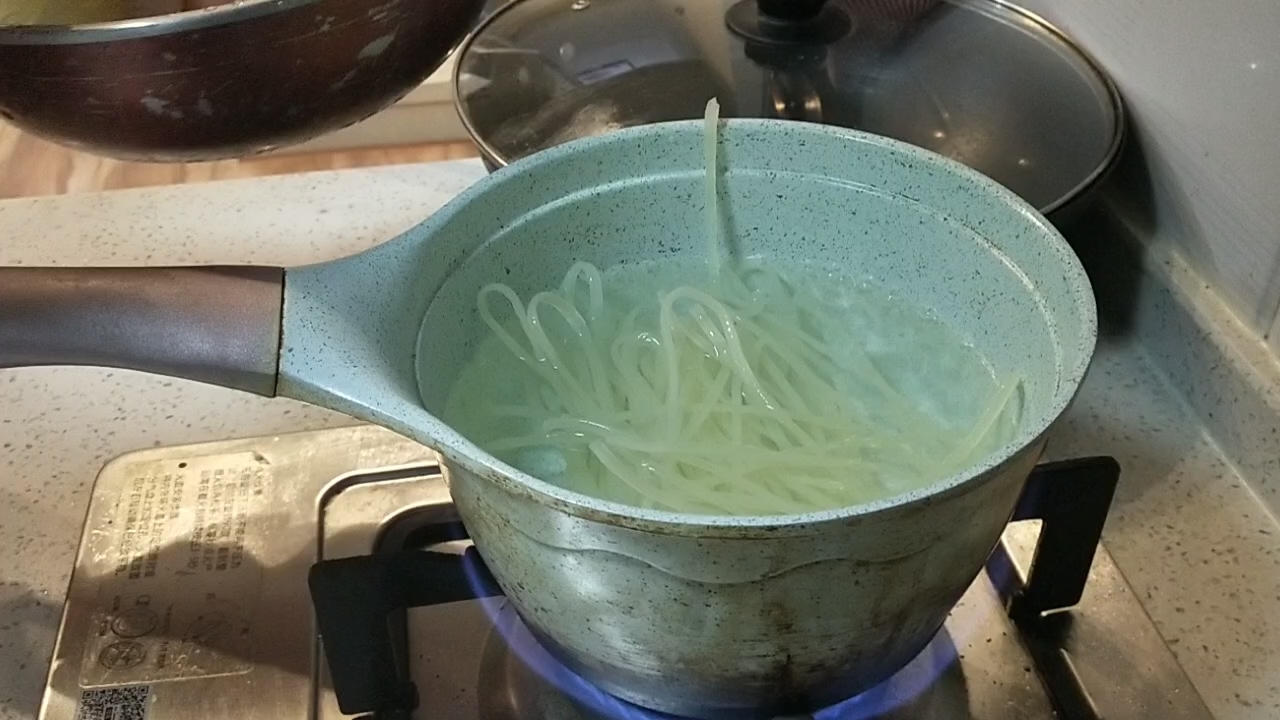 Super Fast Hand Luxury Rice Noodles that Can be Done with Zero Cooking Skills recipe
