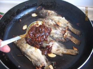 Braised Small Fish in Sauce recipe