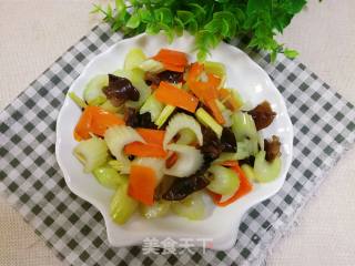 Stir-fried Fungus with Carrots and Celery recipe