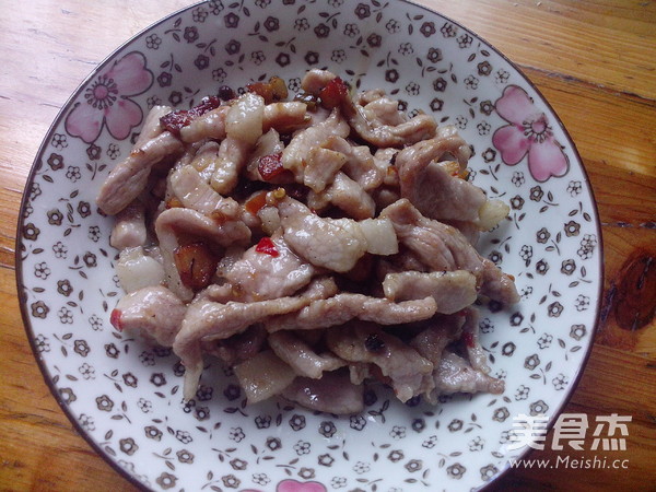 Stir-fried Lean Pork with Sweet Potato Leaves recipe