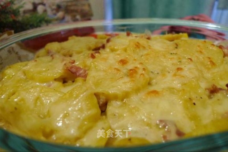 French "home Cooking"-gratin Dauphinois Baked Potatoes with Creamy Bacon recipe