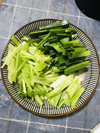 Stir-fried Pork Ears with Garlic Sprouts recipe