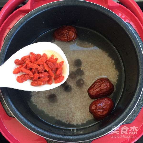 Longan and Chinese Wolfberry Porridge recipe