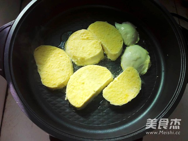 Egg-flavored Steamed Bread Slices recipe