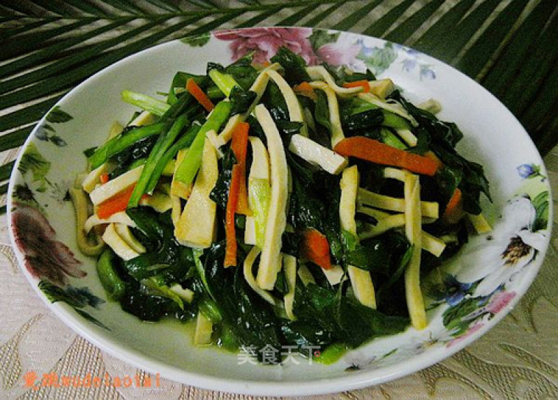 Stir-fried Leeks with Shredded Carrots and Tea recipe