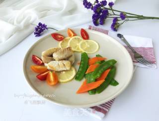 Pan-fried Lemon Cod with Vegetable and Fruit Salad recipe