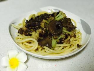 Hollow Noodles with Mushroom Meat Sauce recipe
