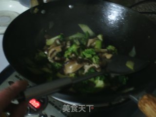Stir-fried Broccoli with Shiitake Mushrooms recipe