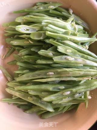 Stir-fried Black Fungus with Dragon Sprout and Beans recipe