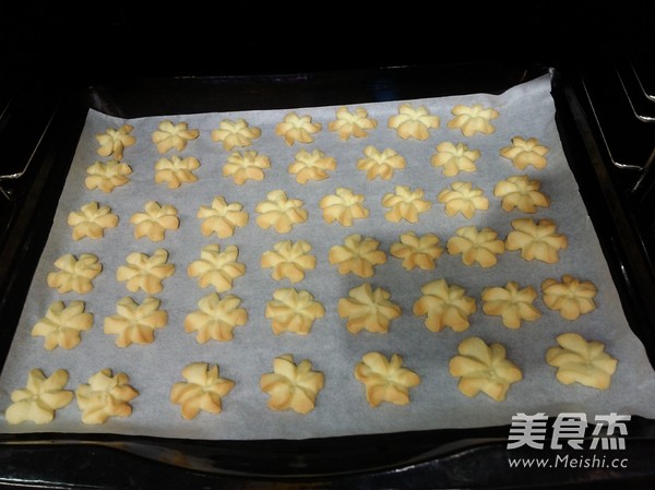 Chrysanthemum Butter Cookies recipe