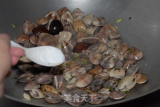 Sauce-flavored Clams recipe