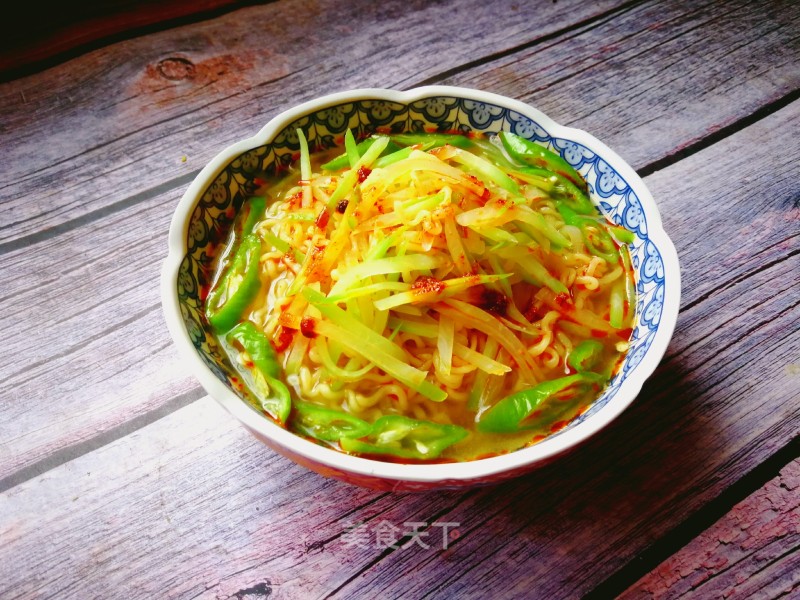 Instant Noodles with Shredded Radish