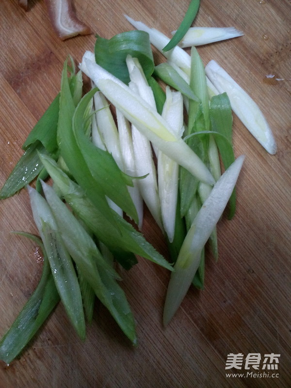 Pork Ears Mixed with Shallots recipe