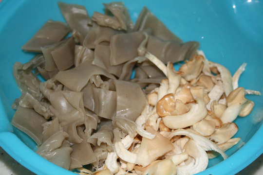 Stir-fried Xiuzhen Mushrooms with Fresh Potato Noodles recipe