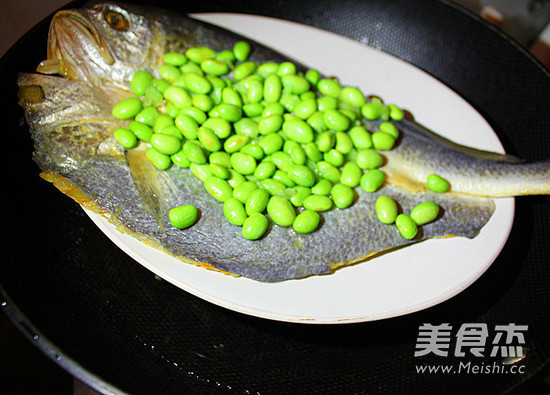 Steamed Large Yellow Croaker with Edamame recipe