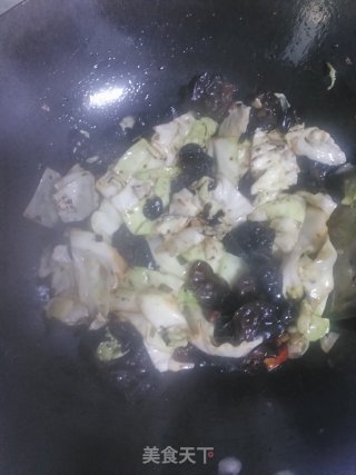 Stir Fried Fungus with Cabbage recipe