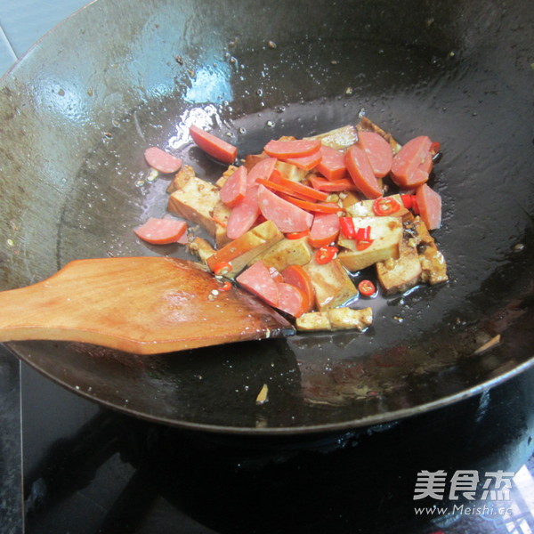 Grilled Sausage with Spiced Dried Celery recipe