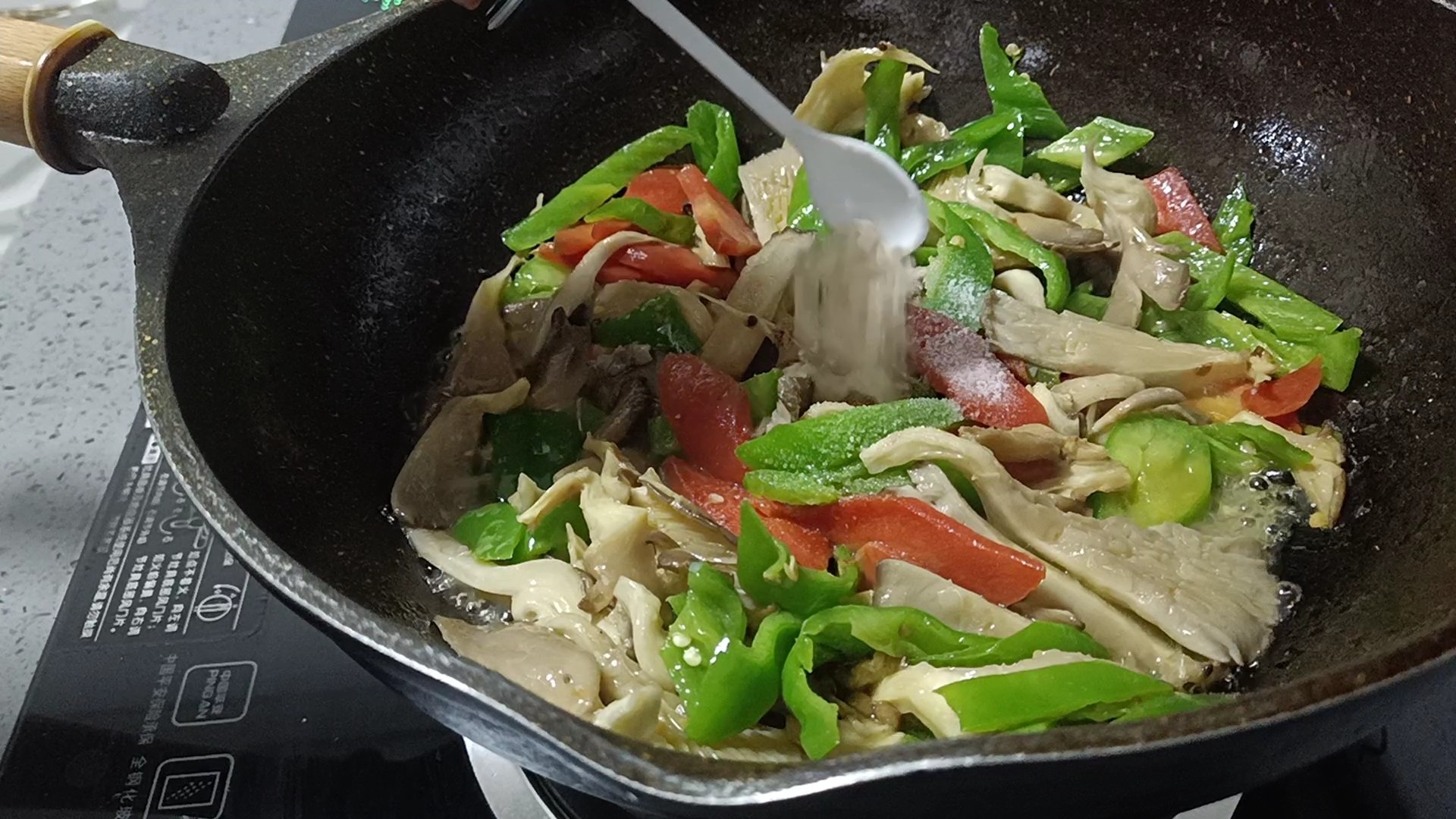 Stir-fried Oyster Mushrooms with Green Peppers are Simple and Easy to Make, Which is More Delicious Than Meat recipe