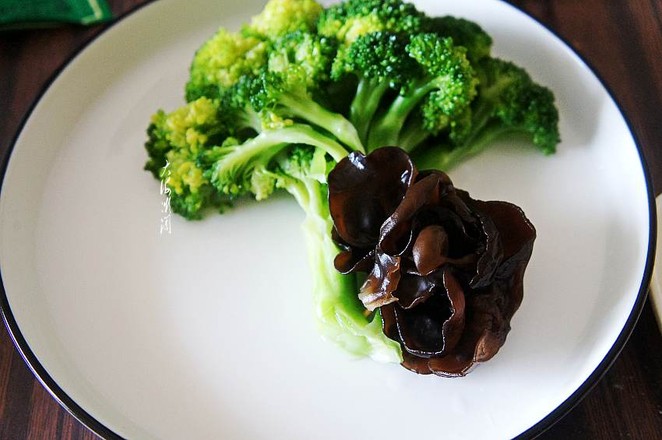 Cold Broccoli Black Fungus recipe