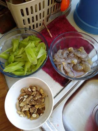 Fried Shrimp with Lettuce and Walnut recipe