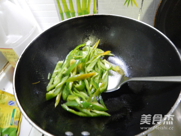 Stir-fried Shredded Bean with Green Pepper recipe
