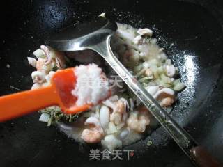 Stir-fried Seafood with Pickled Cabbage recipe