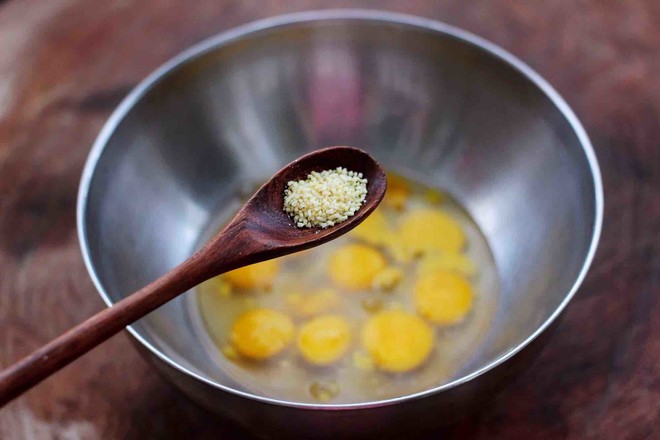 Stir-fried Quail Eggs with Hang Pepper recipe