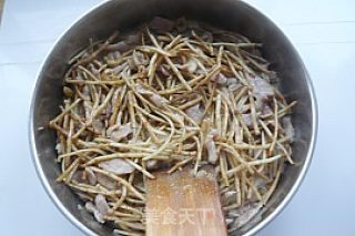 Stir-fried Shredded Pork with Houttuynia Cordata recipe