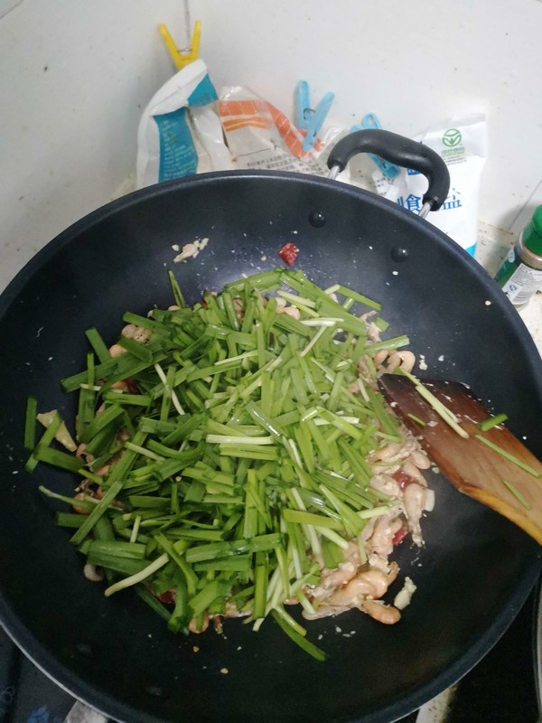 Stir-fried Fresh River Prawns with Leek recipe