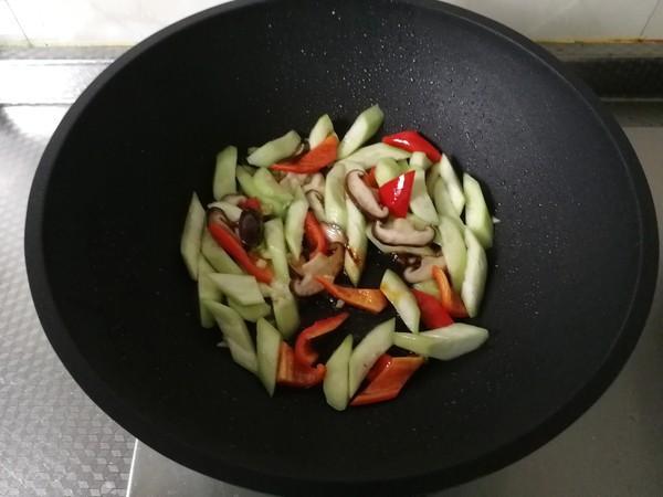 Refreshing Summer, Sauteed Mushrooms with Loofah in Oyster Sauce recipe