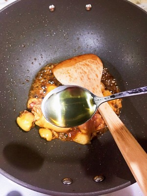 The Delicious Yellow Chicken Stew that Exploded in Place recipe