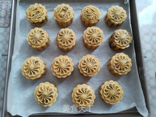 Meat Pine Nuts Mooncakes recipe