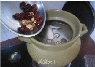 Stewed Chicken Soup with Figs and Mushrooms recipe