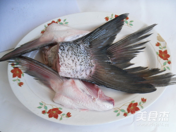 Grilled Fish Fins with Chopped Pepper recipe