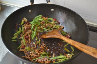 [fried Noodles with Beans and Pork Shreds] recipe